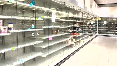Sistema-De-Refrigeración-De-Productos-Refrigerados-Estantes-Vacíos-En-Un-Supermercado-Holandés-Durante-Una-Huelga-En-El-Centro-De-Distribución