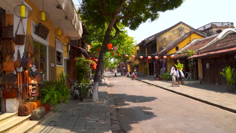 Hermosa-Calle-Vietnamita-En-Hoi-An,-Ciudad-Declarada-Patrimonio-De-La-Humanidad-Por-La-Unesco