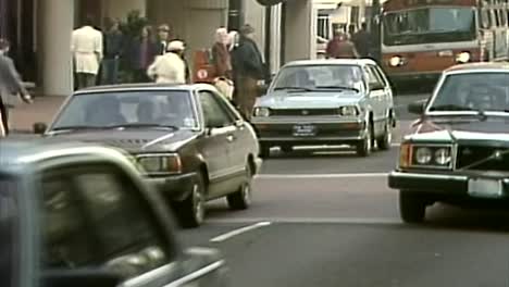 1983-Vielbeschäftigte-Menschen,-Die-Im-Stadtverkehr-Durch-Die-Innenstadt-Laufen