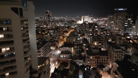 Nachtlicht-Stadtbild-Auf-Dem-Dach-Mit-Panoramablick-Auf-Tel-Aviv-Mit-Meeresküste