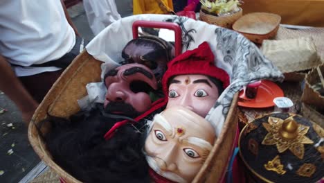 Topeng-Masken-Des-Balinesischen-Maskentanzes,-Ausgestellt-In-Einer-Bali-Hindu-Zeremonie,-Kulturelle-Kunst-Indonesiens