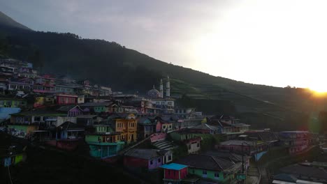 Luftaufnahme-Von-Nepal-Van-Java-Am-Hang-Des-Sumbing-Mountain-Am-Morgen,-Wenn-Die-Sonne-Aufgeht