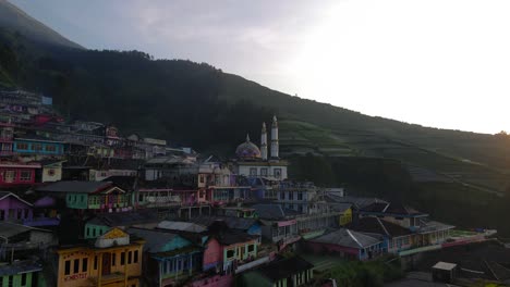Luftaufnahme-Von-Nepal-Van-Java-Am-Hang-Des-Sumbing-Mountain-Am-Morgen,-Bevor-Die-Sonne-Aufgeht