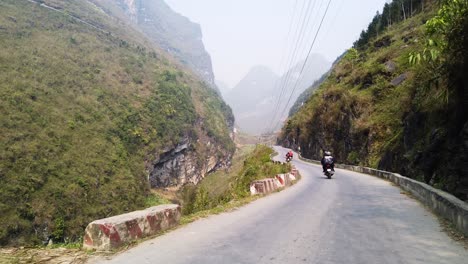 Grupo-Montando-Motocicletas-En-Hermosos-Caminos-Rurales,-Montañas-Y-Valles-De-Ha-Giang,-Vietnam-Del-Norte