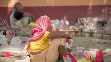 Arme-Alte-Bettlerin-Sitzt-Vor-Einem-Tempel-In-Indien-In-Der-Hoffnung-Auf-Eine-Spende,-Zeitlupe