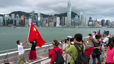 Ein-Pro-China-Anhänger-Hält-Anlässlich-Des-Jahrestages-Der-Gründung-Der-Sonderverwaltungszone-Hongkong-Der-Volksrepublik-China-Eine-Chinesische-Flagge-Im-Hafen-Von-Victoria