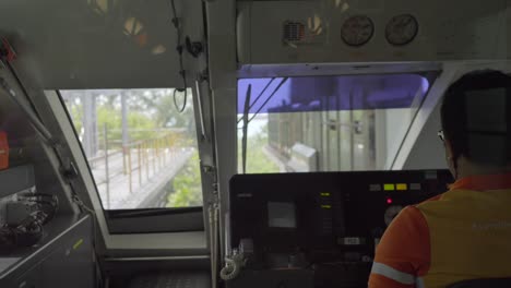 Blick-Von-Innen-Auf-Die-Kabine-Der-Einschienenbahn,-Fahrer-Der-Insel-Sentosa,-Singapur,-Arbeiter,-Asiatischer-Zug,-U-Bahn,-U-Bahn