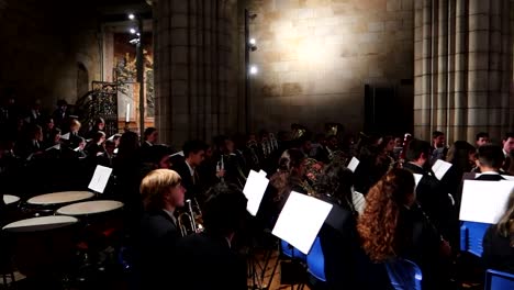 Orchester-Spielt-Verschiedene-Instrumente-In-Der-Kathedrale-Von-Porto-Und-Folgt-Dabei-Den-Anweisungen-Des-Regisseurs