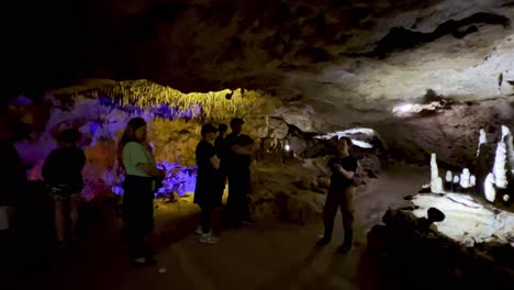 Florida-Caverns-State-Park-Weitwinkelaufnahme-Mit-Touristen