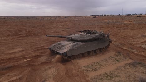 Tanque-Conduciendo-En-El-Campo-De-Batalla-Con-Torreta-Giratoria,-Imágenes-De-Guerra-Militar