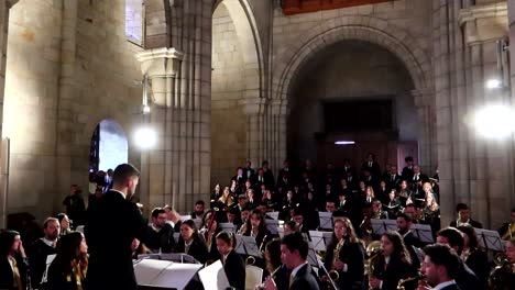 Musikdirigent-Und-Band-Spielen-In-Einer-Kirche-Mit-Gotischen-Bögen