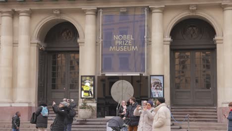 Turistas-Frente-Al-Museo-Del-Premio-Nobel-En-Estocolmo,-Suecia