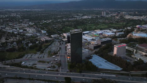Luftaufnahme-Rund-Um-Den-Comcast-NBC-Universal-City-Plaza-Tower,-Sonnenuntergang-In-Los-Angeles,-USA