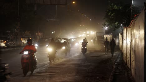 Tráfico-Intenso-Por-La-Noche-En-Nueva-Delhi,-India,-Motocicletas-Y-Scooters-Pasando
