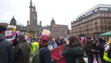 Jóvenes-Manifestantes-Hablando-En-Una-Manifestación-Contra-El-Racismo-En-Glasgow
