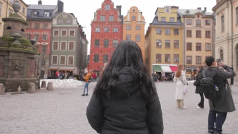 Female-Tourist-In-Historic-Places-In-The-Old-Town-Of-Stockholm-In-Gamla-Stan,-Sweden