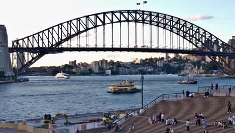Fähren-Und-Reiseschiffe-Bieten-Komfort-Und-Eine-Augenweide-Im-Und-Um-Das-Hafengebiet-Von-Sydney,-Wie-Zum-Beispiel-Das-Berühmte-Sydney-Opera-House-Und-Die-Harbour-Bridge