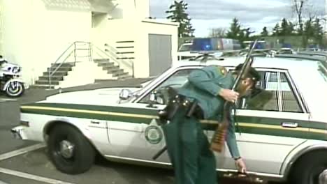 Sheriff-De-Los-Años-80-Caminando-Con-Una-Escopeta-Hacia-Su-Coche-De-Policía