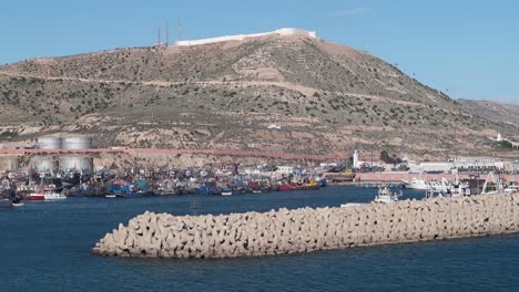 Hafen-Von-Agadir,-Marokko,-Nordafrika,-Mit-Fischereiflotte-Im-Hafen-Und-Kasbah-Festung-Auf-Einem-Hügel-Im-Hintergrund