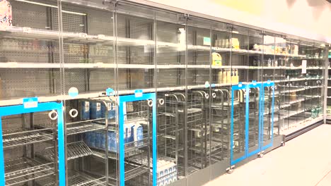 Kühlsystem-Für-Milchprodukte-Zeigt-Fast-Völlig-Leere-Regale-In-Einem-Niederländischen-Supermarkt-Während-Eines-Streiks-Im-Verteilzentrum