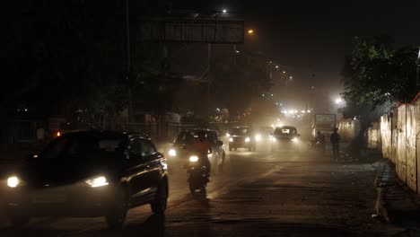 Tráfico-Intenso-Por-La-Noche-En-Nueva-Delhi,-India