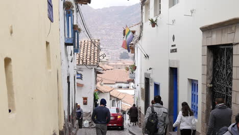 Hombre-Caucásico-Caminando-Junto-A-Un-Grupo-De-Personas-En-Un-Callejón-En-Perú