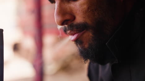 Bärtiger-Jordanischer-Mann,-Der-Zigarette-Raucht.-Nahaufnahme