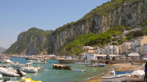 Blick-Auf-Marina-Grande,-Den-Haupthafen-Der-Insel-Capri-In-Italien---Schwenk