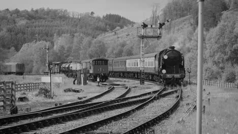 A-vintage-steam-engine-pulling-substantial-number-of-carriages-on-the-North-York-Moors-Railway