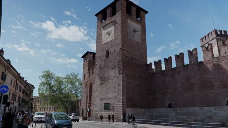 Torre-Del-Reloj-Del-Museo-Castellvecchio-En-Verona,-Norte-De-Italia