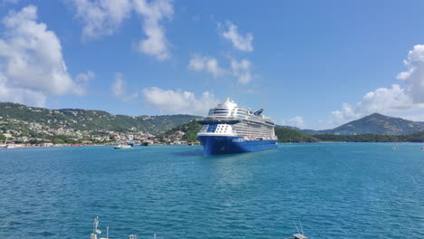 Moderno-Crucero-Acercándose-Lentamente-En-La-Isla-Del-Caribe,-Preparándose-Para-Atracar-En-El-Muelle-|-Hermoso-Fondo-De-Isla-Con-Fondo-De-Video-Comercial-De-Crucero-En-4k