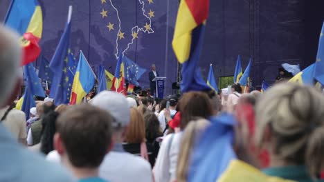 Político-Pronunciando-Un-Discurso-Ante-Ciudadanos-De-Moldavia,-Manifestación-Pro-UE