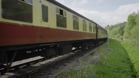 Un-Tren-Tirado-Por-Motor-De-Vapor-Desacelerando-Mientras-Llega-A-La-Estación-Levisham-En-North-York-Moors-Railway
