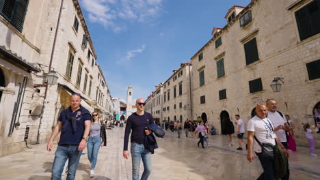 Turistas-Llenos-De-Gente-Haciendo-Turismo-En-La-Famosa-Calle-Stradun-En-Dubrovnik,-Croacia