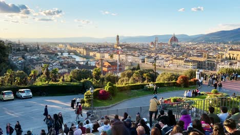 Blick-Auf-Florenz-Vom-Piazzale-Michelangelo-Mit-Touristen,-Die-Die-Stadt-Betrachten