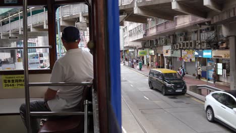 Un-Hombre-Que-Viajaba-En-El-Tranvía-Sentado-Al-Frente