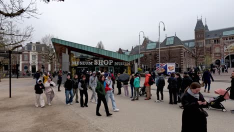 Touristen-Warten-In-Der-Schlange-Auf-Eintrittskarten-Für-Das-Rijksmuseum