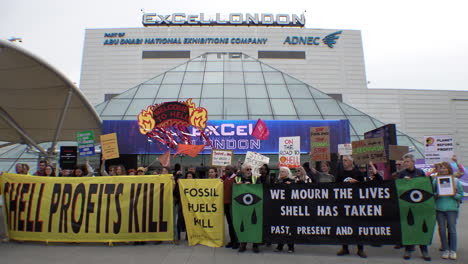 Klimaaktivisten-Halten-Vor-Der-Shell-Jahreshauptversammlung-Im-Excel-Messezentrum-Verschiedene-Bunte-Banner-Und-Plakate-Hoch