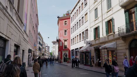 Einheimische-Und-Touristen-Auf-Einer-Belebten-Straße-In-Verona,-Venetien,-Italien