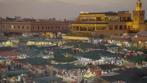 Vista-Panorámica-De-Los-Puestos-De-La-Plaza-Jemaa-El-Fnaa-Con-Lugareños-Y-Turistas-Por-La-Noche-En-Marrakech,-Marruecos