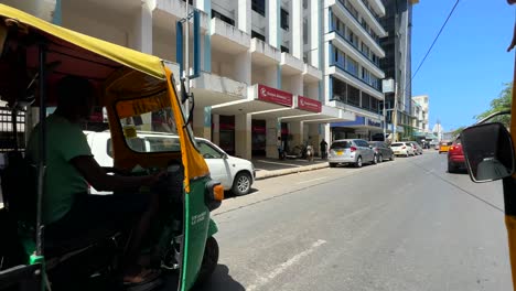 Tuktuk-O-Rickshaw-Conduciendo-Por-Las-Calles-De-Mombasa-En-Kenia