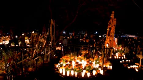 Dekoration-Auf-Einem-Mexikanischen-Friedhof-Am-Tag-Der-Toten-–-Tzintzuntzan-Friedhof-In-Michoacán,-Mexiko,-Einer-Der-Repräsentativsten-Zur-Feier-Des-Tages-Der-Toten