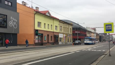 Straßenbahn-Tatra-T3SU-Des-öffentlichen-Verkehrsunternehmens-DPO-In-Ostrava,-Tschechische-Republik-Mit-Schwenkbewegung