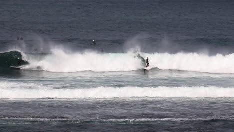 Surfistas-Experimentados-Enfrentando-Grandes-Olas-En-Surfers-Point,-Margaret-River