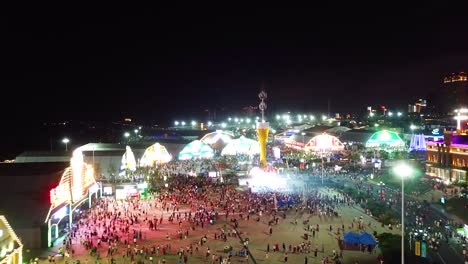 Festival-De-La-Cerveza-De-Qingdao-Por-La-Noche,-Espacio-Para-Eventos-Del-Oktoberfest-Con-Un-Espectáculo-De-Luces