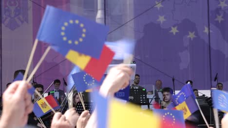 Miles-De-Personas-Se-Manifiestan-En-Chisinau,-La-Capital-De-Moldavia,-Para-Respaldar-La-Iniciativa-Del-Gobierno-De-Unirse-A-La-Unión-Europea.