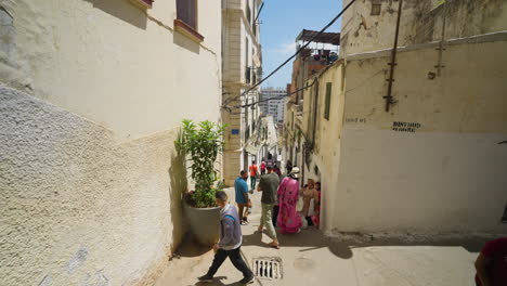 Caminando-Por-La-Calle-Estrecha-Con-Gente-En-La-Vieja-Casbah-De-La-Ciudad,-Argel-En-Argelia