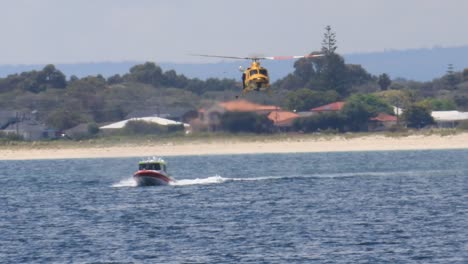 Helicóptero-De-Rescate-Rac-Persiguiendo-A-Un-Barco-Guardacostas-Durante-Ejercicios-De-Entrenamiento,-Busselton