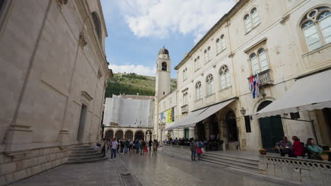 Escena-De-Gente-En-Las-Históricas-Calles-De-Mármol-De-Dubrovnik,-Croacia