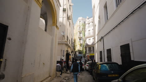 Edificios-A-Lo-Largo-De-Una-Calle-Estrecha-En-Argel,-Argelia